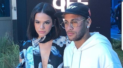 Neymar cung ban gai tinh tu tai tuan le thoi trang Paris hinh anh