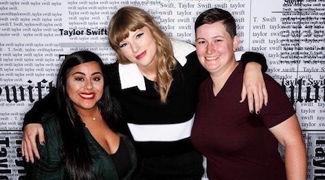 Taylor Swift vui mung gap lai cap dong tinh nu duoc co tac thanh hinh anh