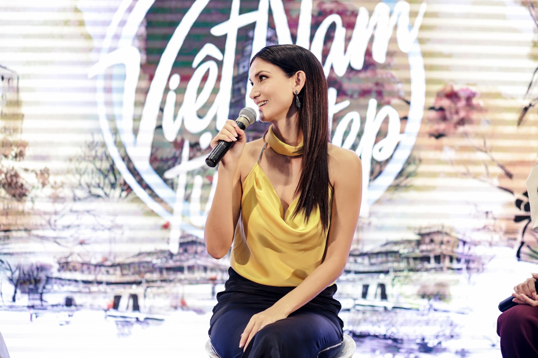 cindy bishop quay chuong trinh cung ho ngoc ha anh 2