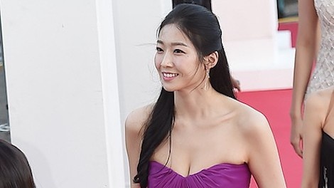 Tan Hoa hau Han Quoc mac xau tren tham do gay tranh cai hinh anh