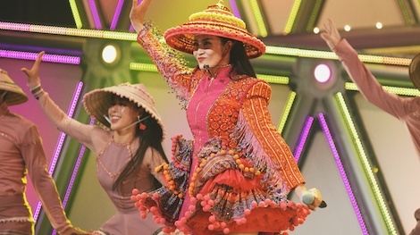 Dong Nhi dien trang phuc dan toc H'mong, doi non la tren san khau Nhat hinh anh