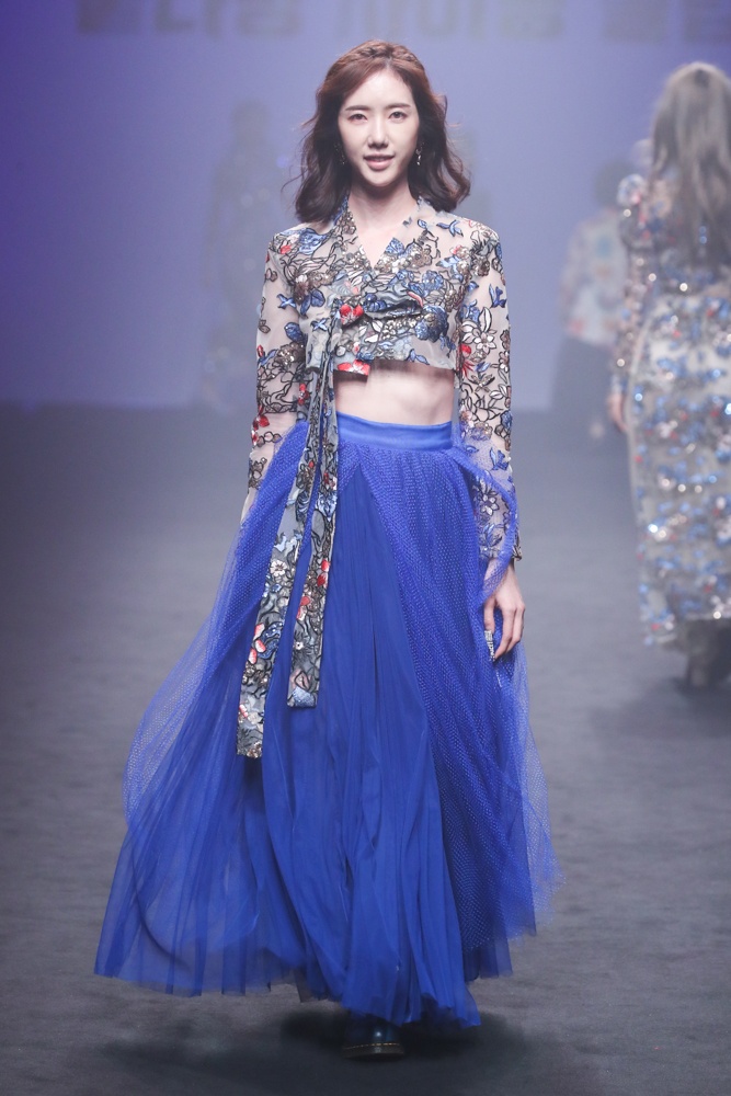 ao dai viet tai tuan le thoi trang seoul anh 7