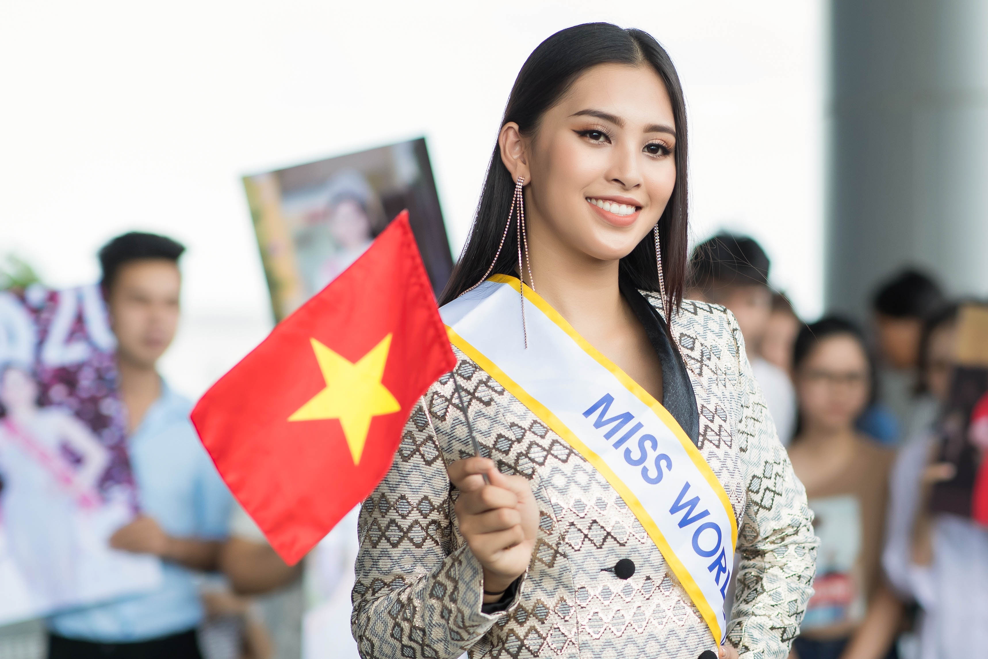 hoa hau tieu vy len duong thi miss world anh 4