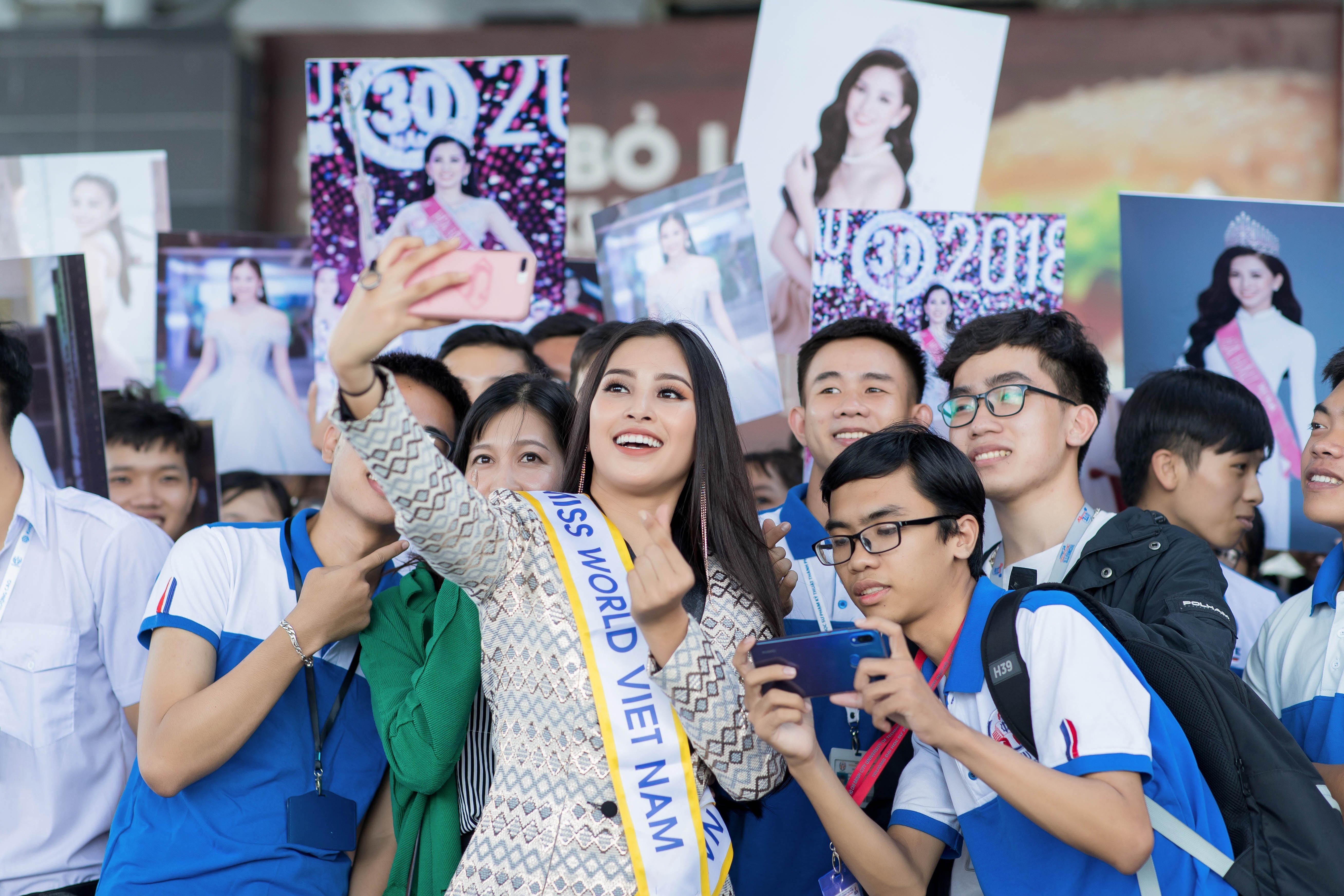hoa hau tieu vy len duong thi miss world anh 7