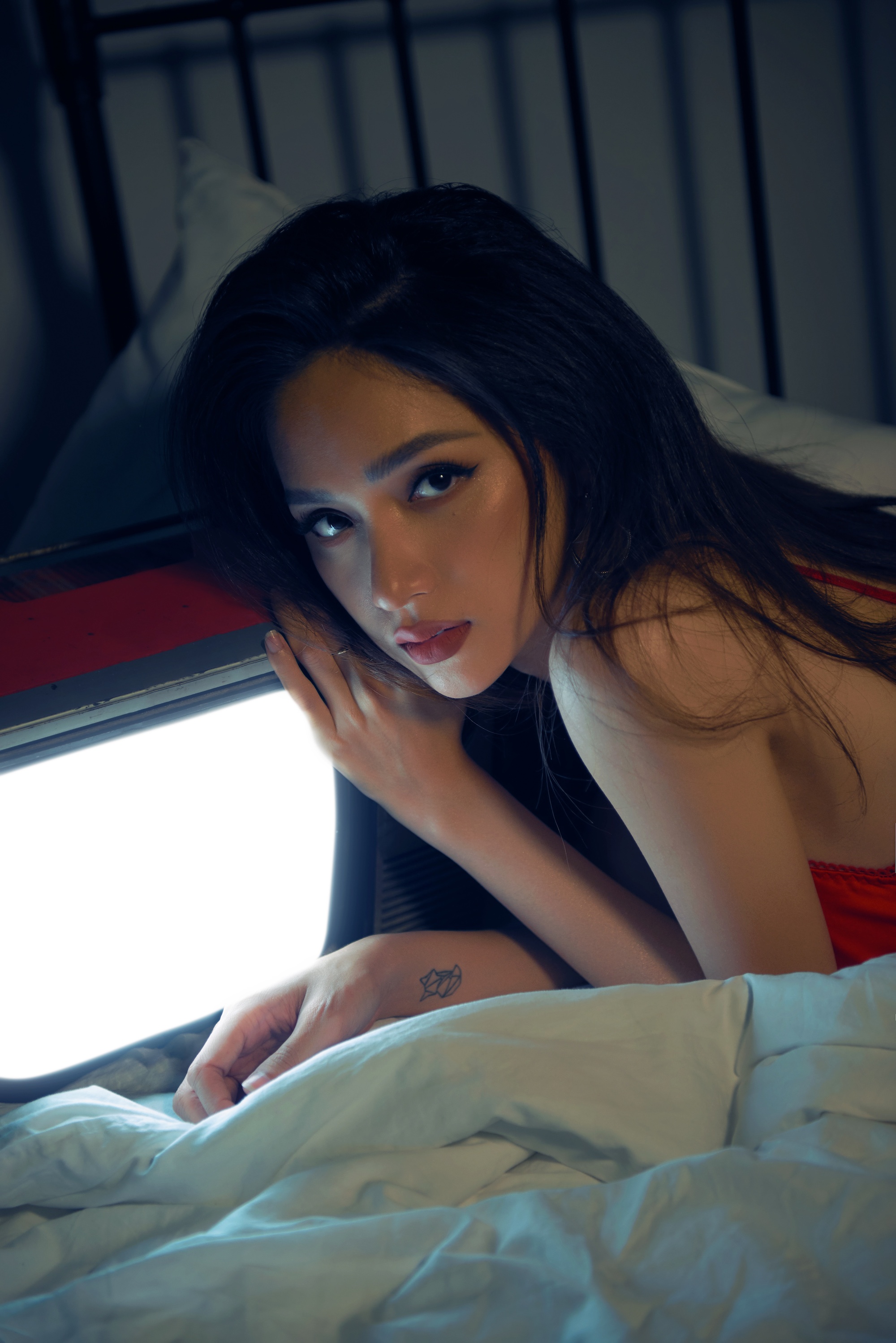 hương giang đứng đầu zingchart ảnh 1 huong giang dung dau zingchart anh 1
