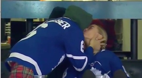 Justin Bieber hon vo tren san bong hinh anh