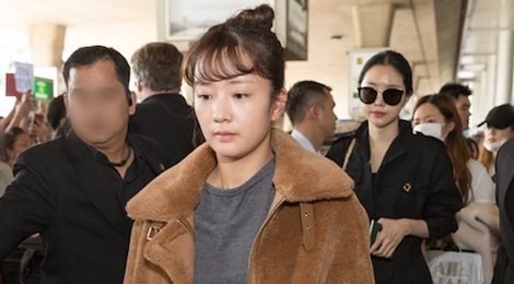 APink khong trang diem, de mat moc tai san bay Tan Son Nhat hinh anh