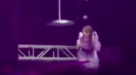 Tae Yeon (SNSD) gap su co tren san khau hinh anh