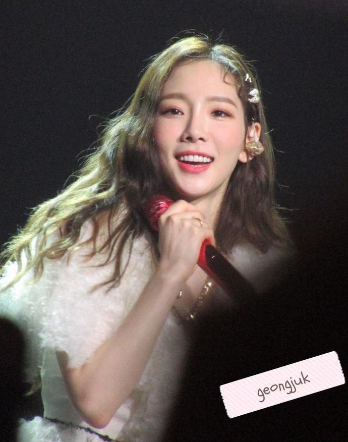 tae yeon snsd sự cố sân khấu ảnh 1 tae yeon snsd su co san khau anh 1