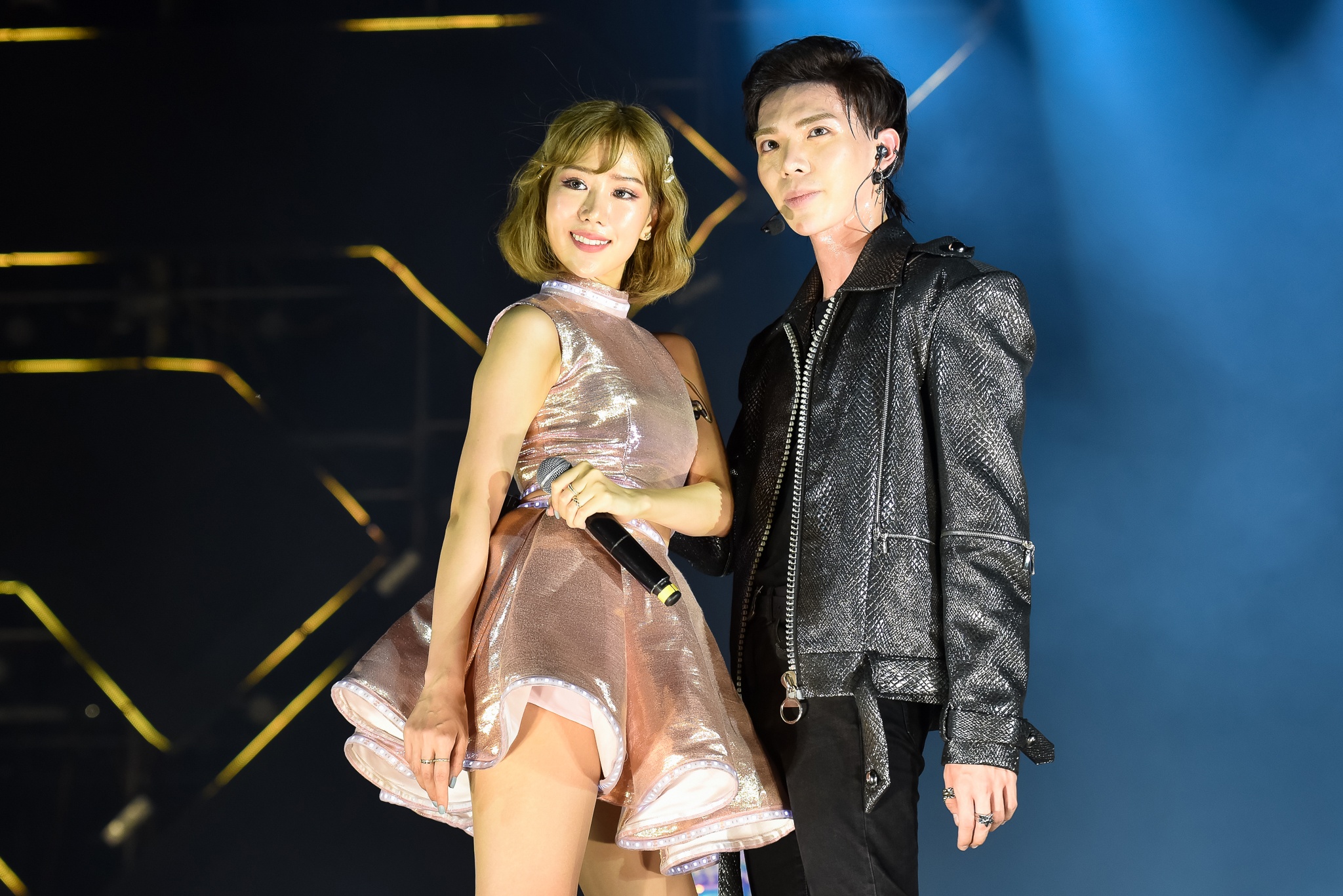 ca si chuc mung bong da viet nam anh 17