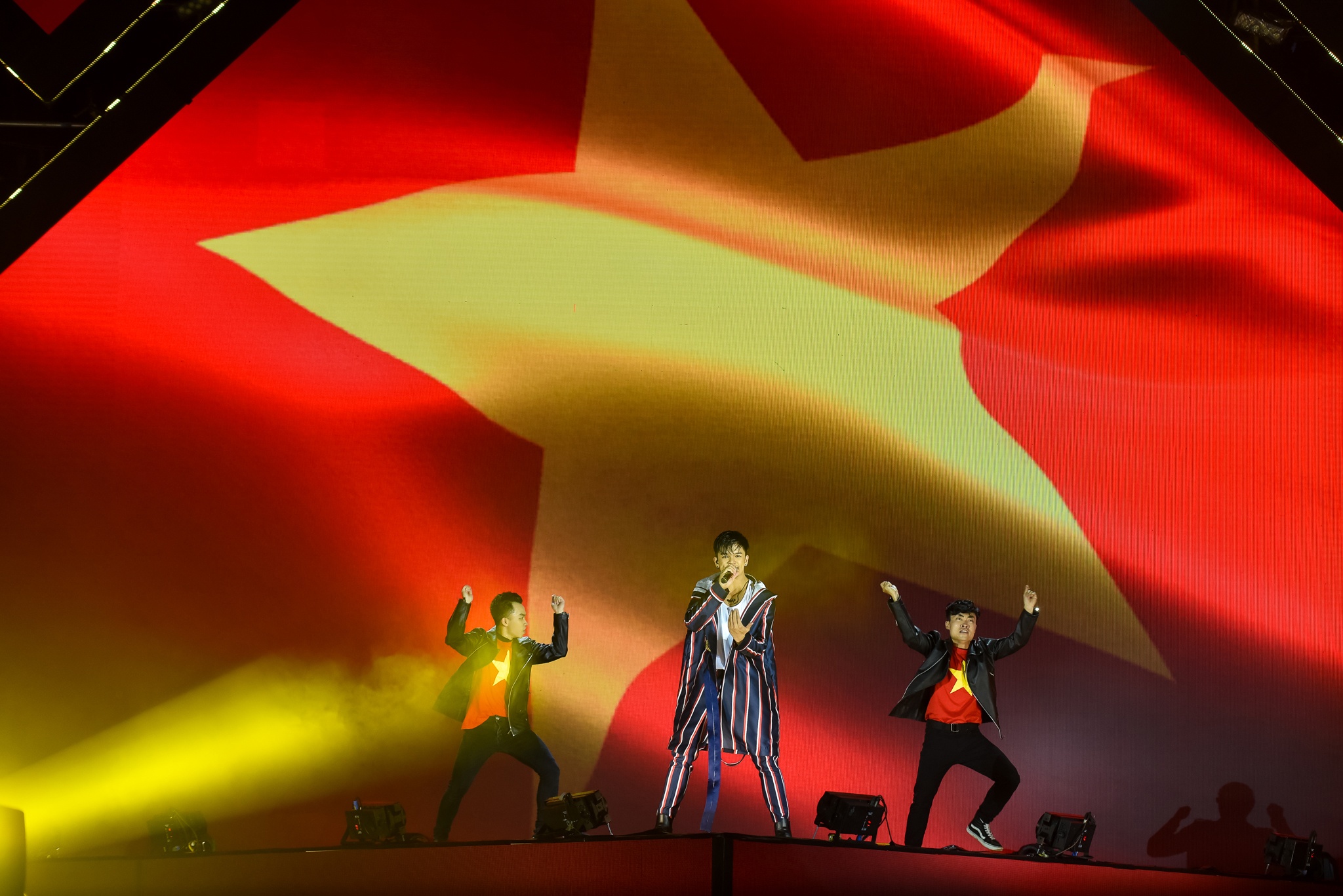 ca si chuc mung bong da viet nam anh 1