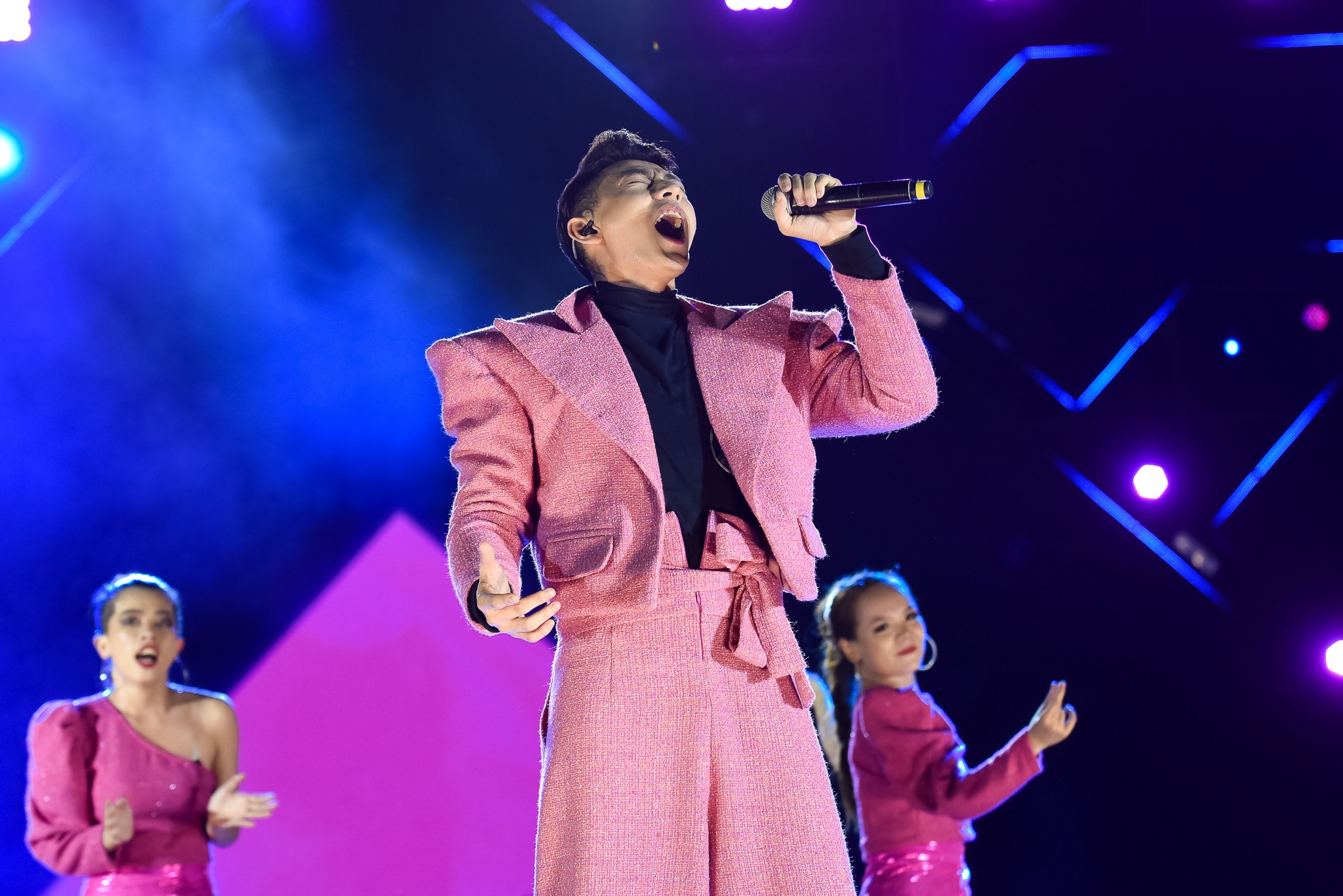 ca si chuc mung bong da viet nam anh 10