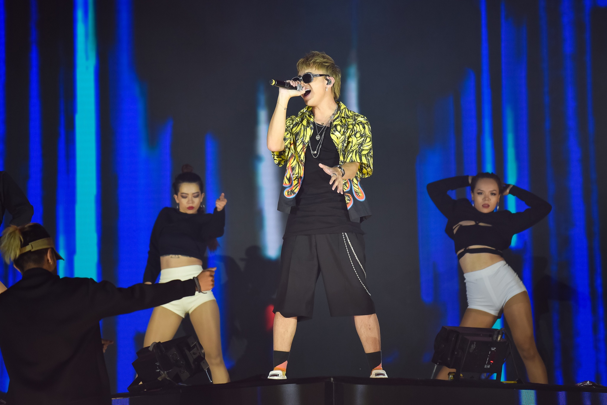 ca si chuc mung bong da viet nam anh 7