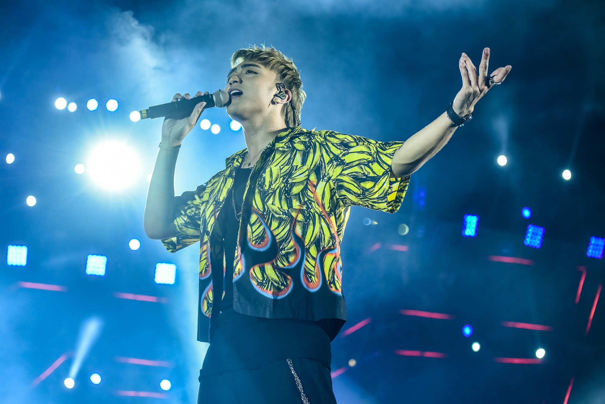 ca si chuc mung bong da viet nam anh 8