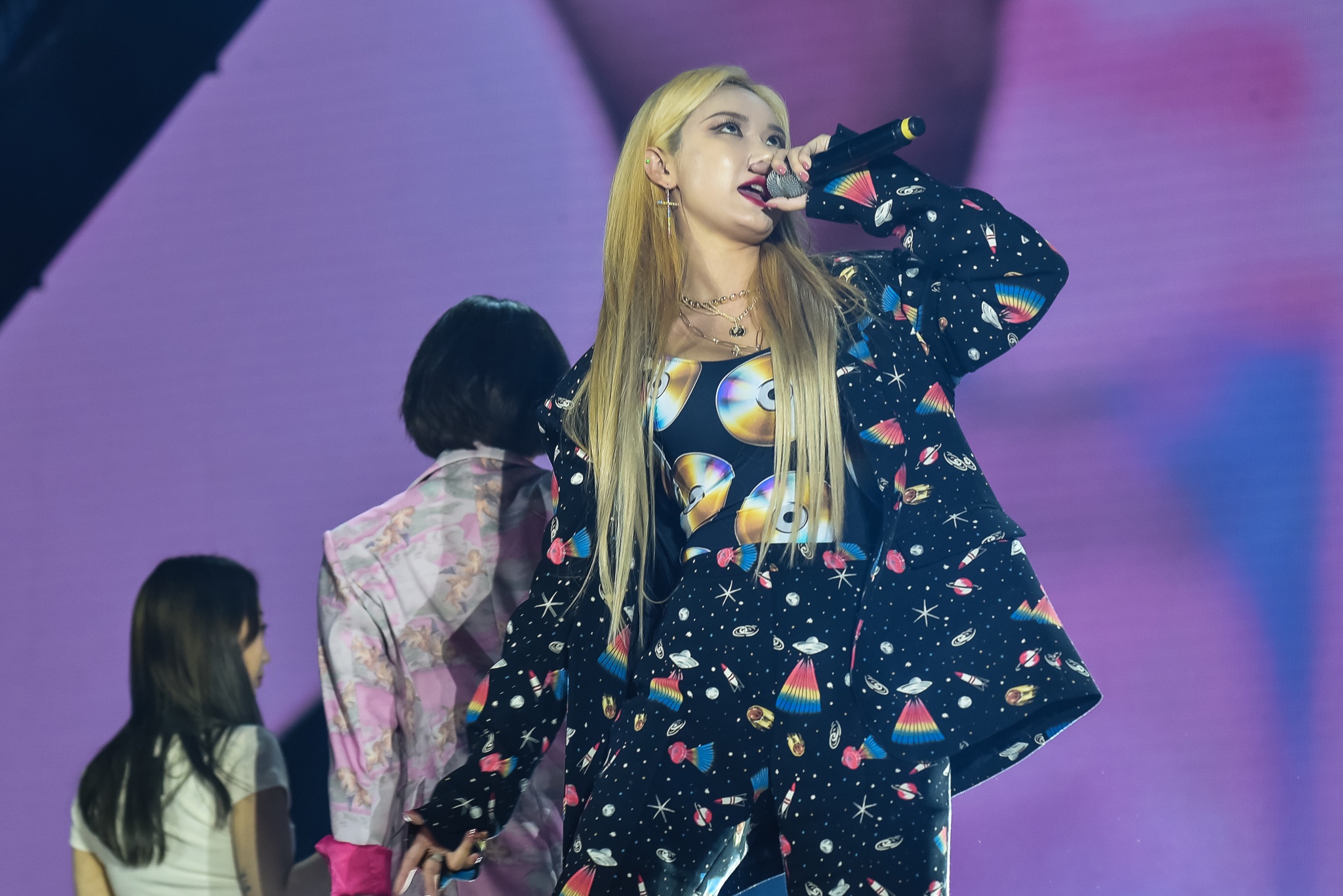 ca si chuc mung bong da viet nam anh 6