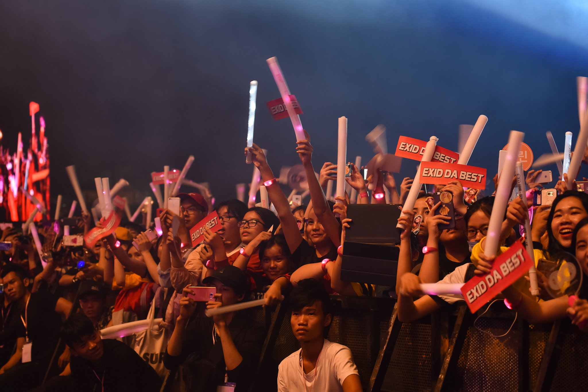 ca si chuc mung bong da viet nam anh 19