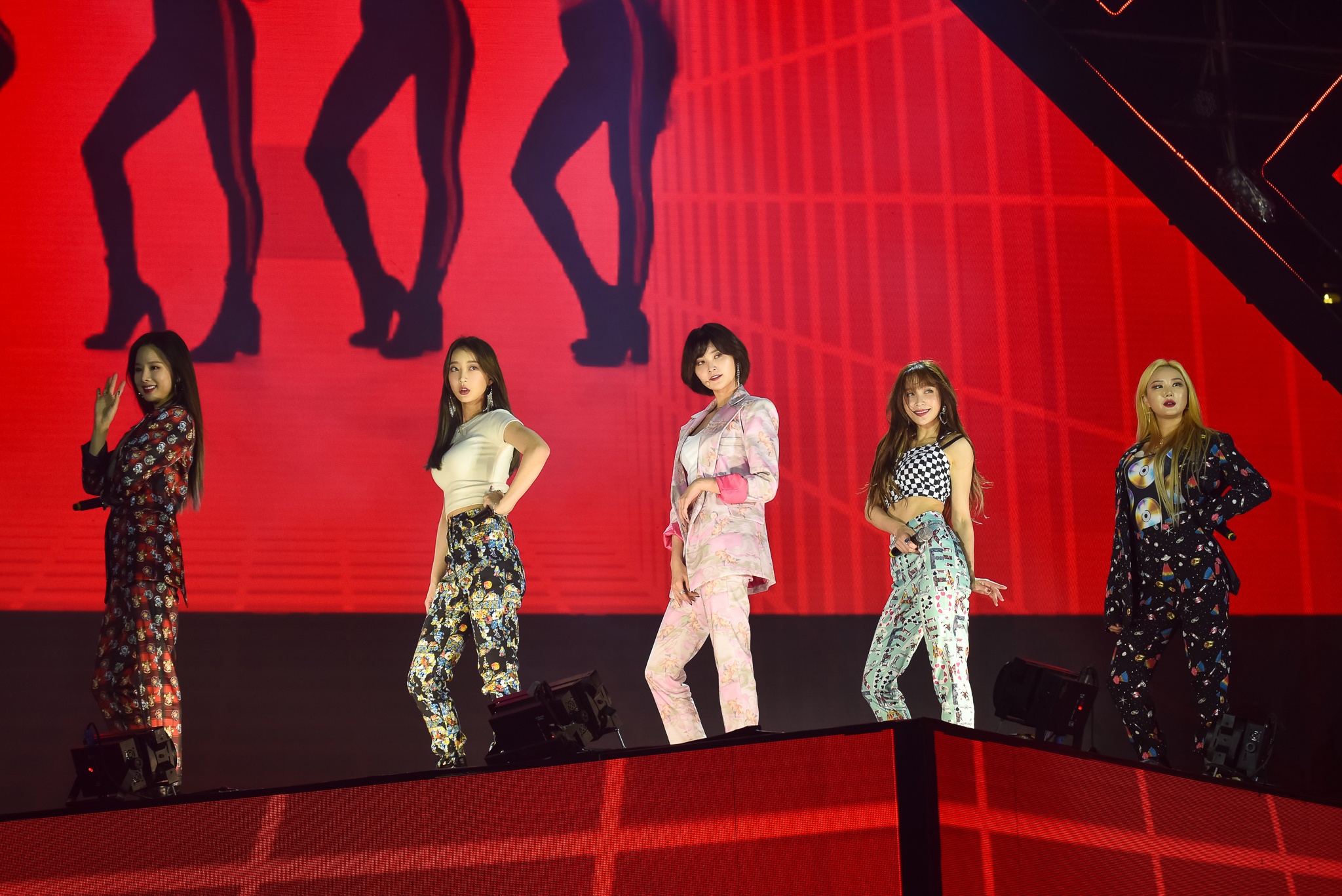 ca si chuc mung bong da viet nam anh 3