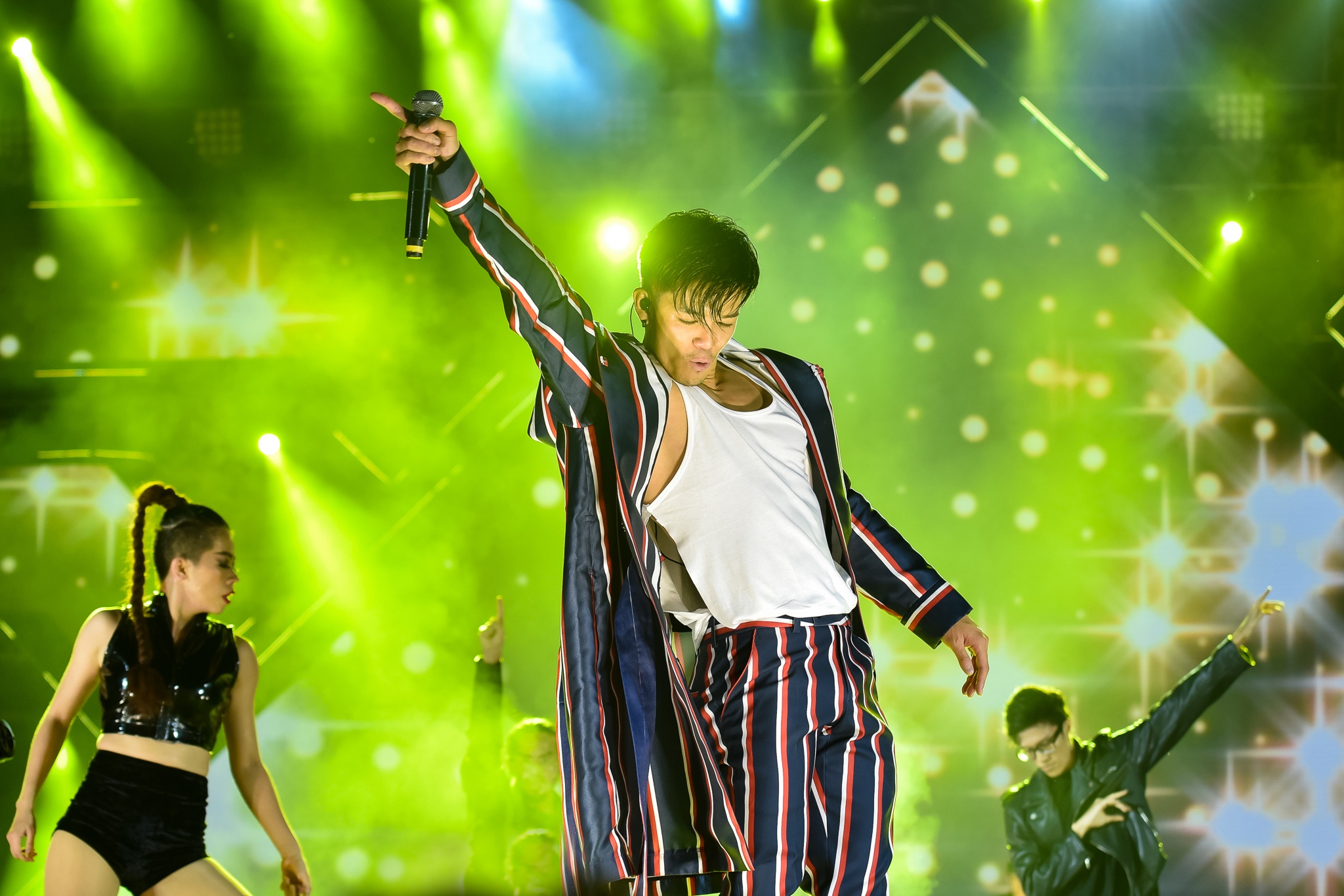 ca si chuc mung bong da viet nam anh 2