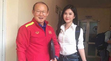 Dien vien 'Nguoi phan xu' len bao Han vi chup anh cung HLV Park hinh anh