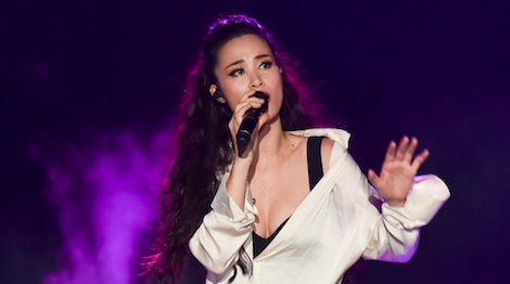 Dong Nhi hoa nguoi ngoai hanh tinh den hinh tuong quyen ru o live show hinh anh