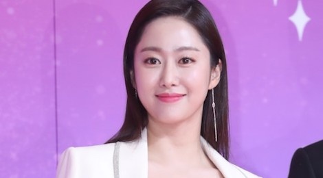 Tinh cu Lee Jun Ki xinh dep, my nhan Running Man goi cam tren tham do hinh anh