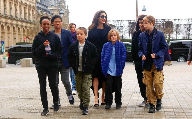 con angelina joline anh 1