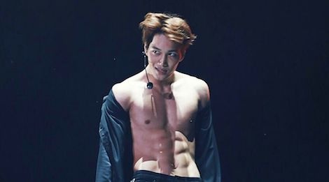 Chin sao nam so huu body 6 mui va co bap an tuong nhat Kpop hinh anh