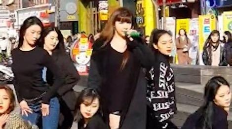 Fancam Park Bom hat tren duong pho hinh anh