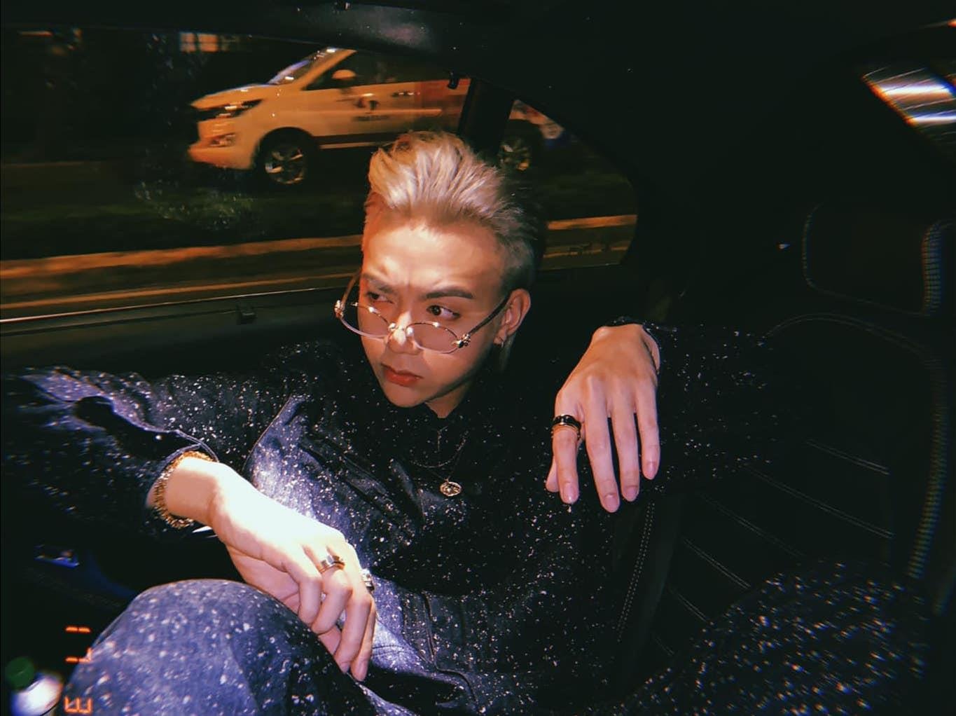 Guong mat Soobin Hoang Son khac la vi chiec cam dai, nhon bat thuong hinh anh