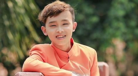 Ho Van Cuong nhuom toc, lon phong phao sau 3 nam tu Vietnam Idol Kids hinh anh