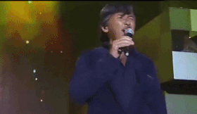 Ca si gao coi 70 tuoi hat live nhu nuot dia nhac phim 'Hoang Phi Hong' hinh anh