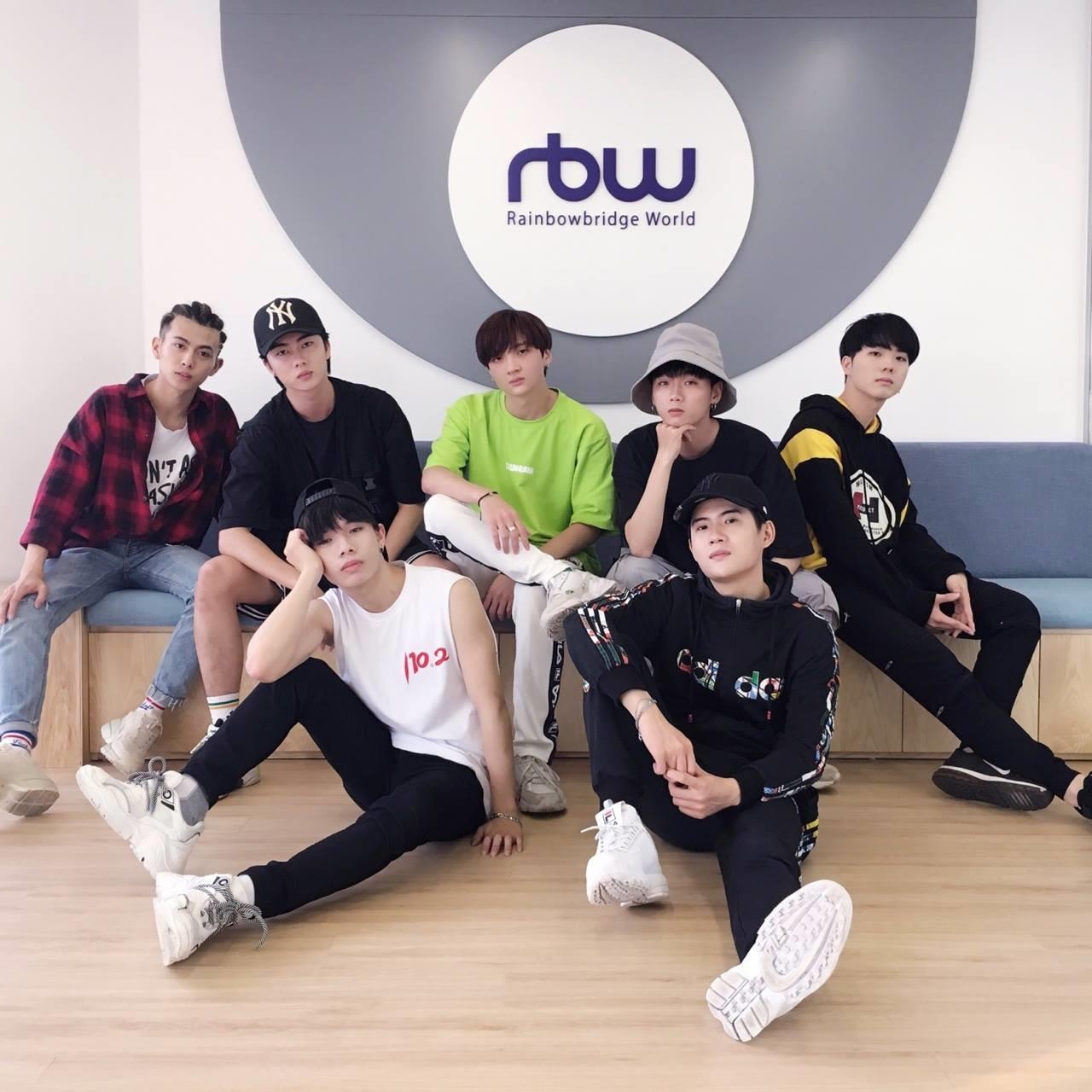 nhom nam nguoi viet duoc dao tao tai han anh 1