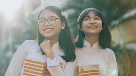 Phuong My Chi xinh dep va ra dang thieu nu trong MV chu de hoc duong hinh anh