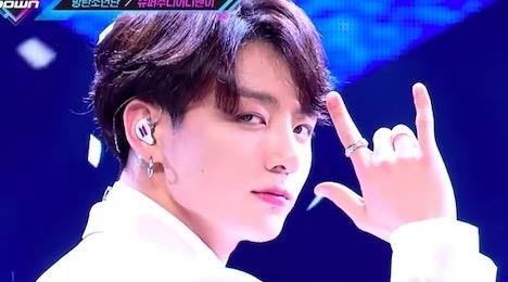 Bieu tuong tay cua BTS va TWICE trong MV moi co y nghia gi? hinh anh