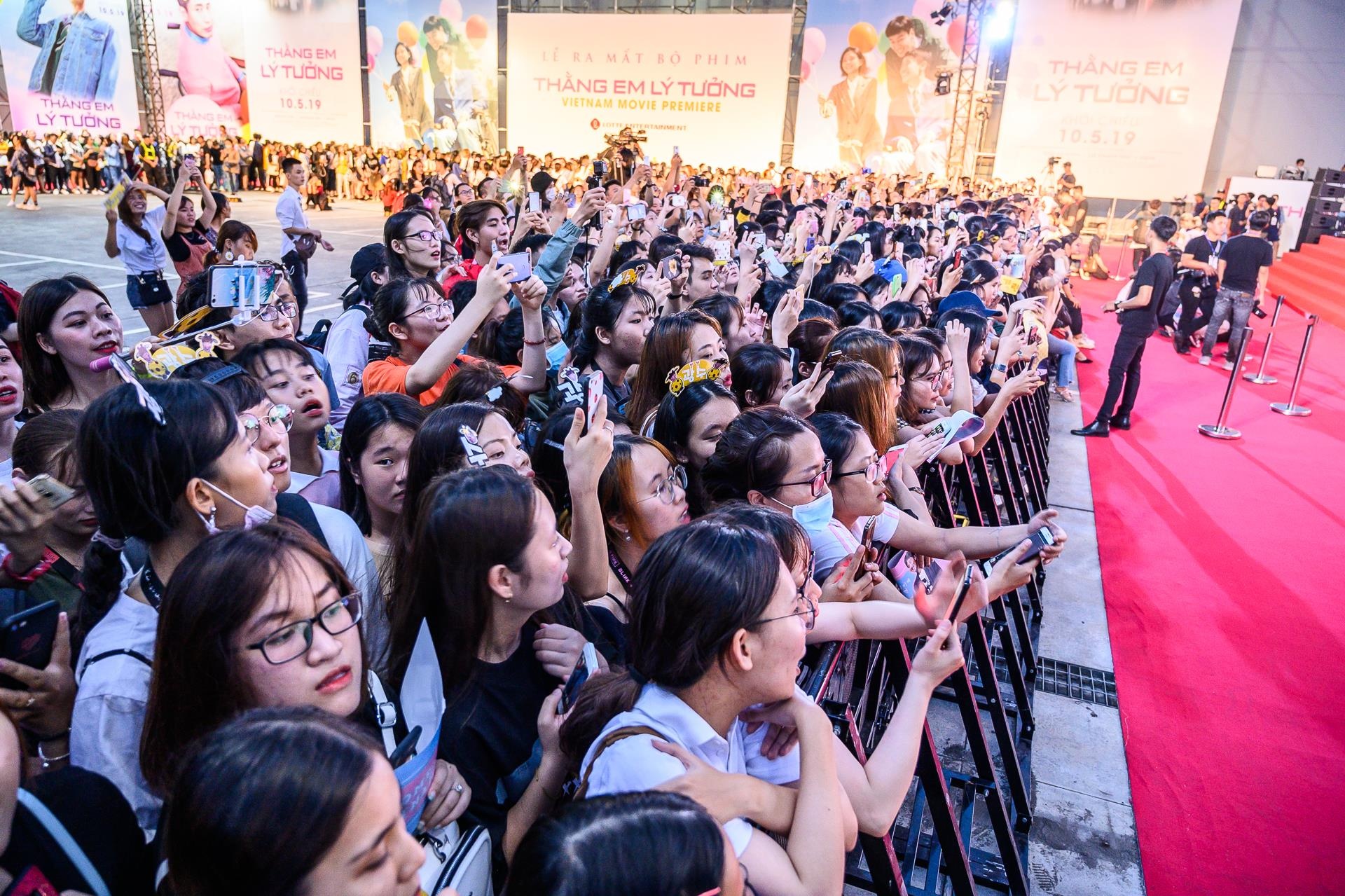 lee kwang soo dien trai do sac voi sao viet anh 2