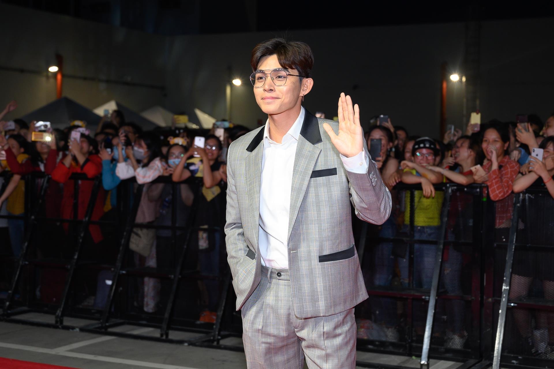 lee kwang soo dien trai do sac voi sao viet anh 15