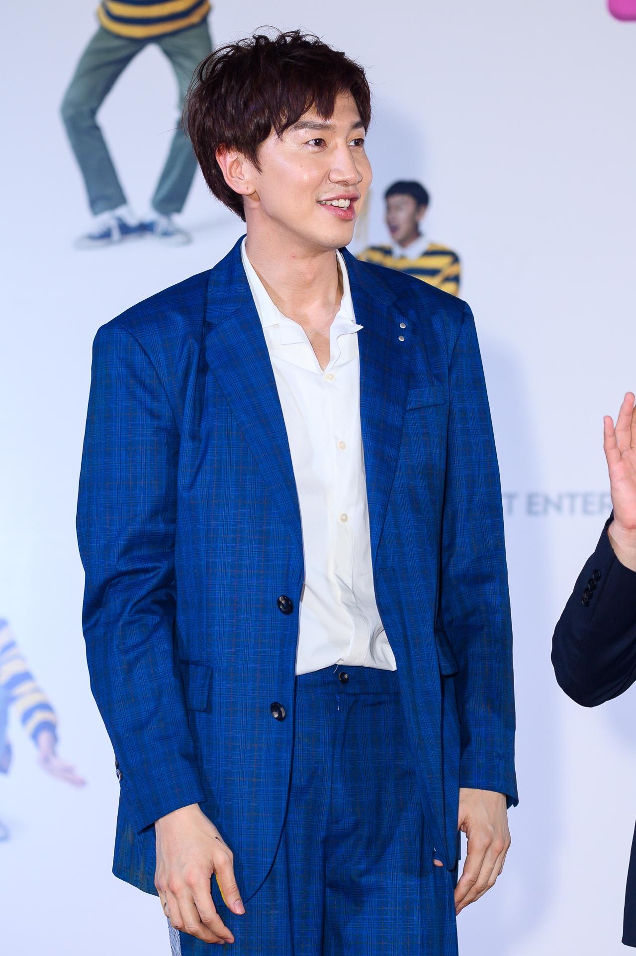 lee kwang soo dien trai do sac voi sao viet anh 9