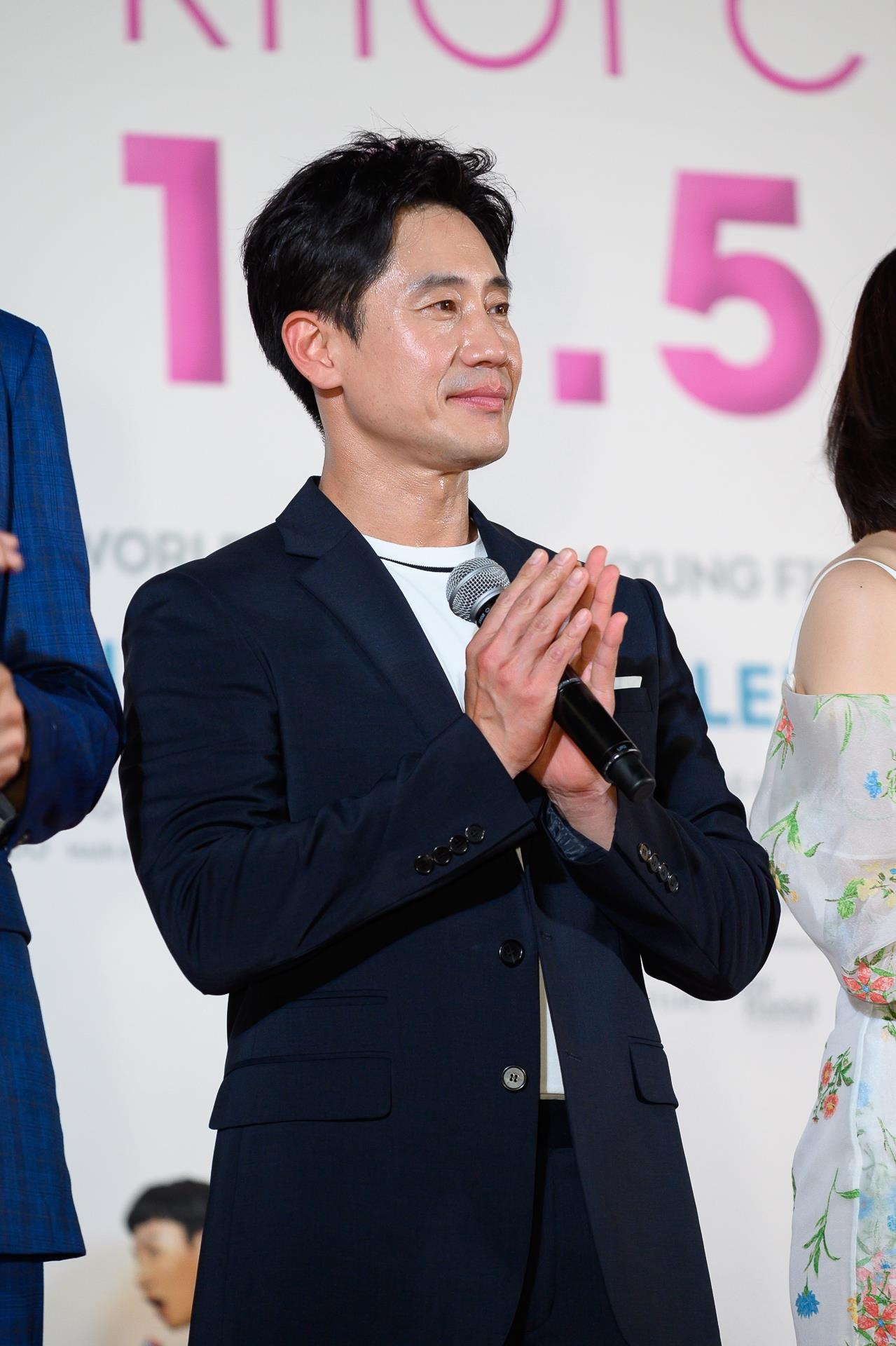 lee kwang soo dien trai do sac voi sao viet anh 12