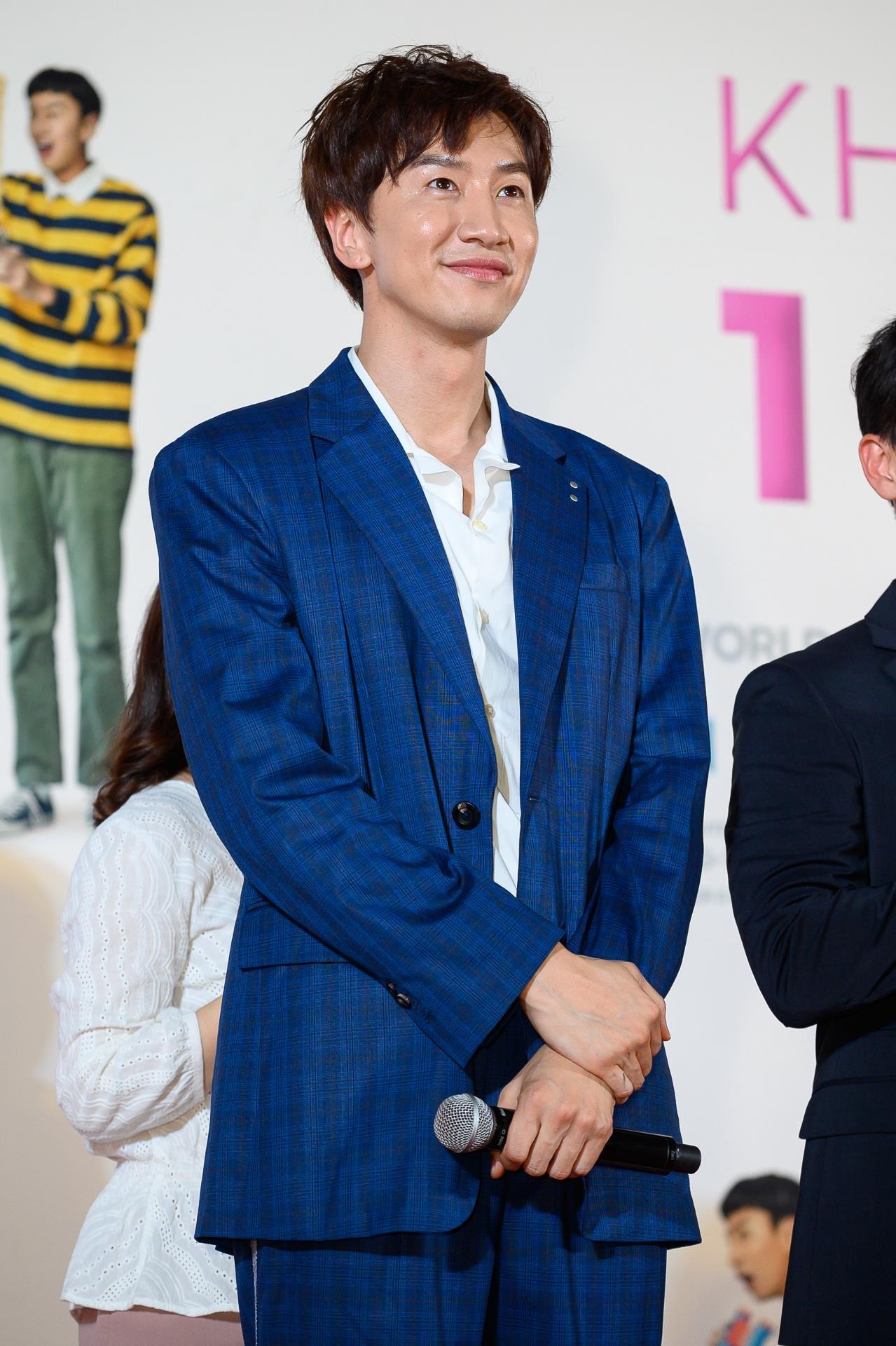 lee kwang soo dien trai do sac voi sao viet anh 8