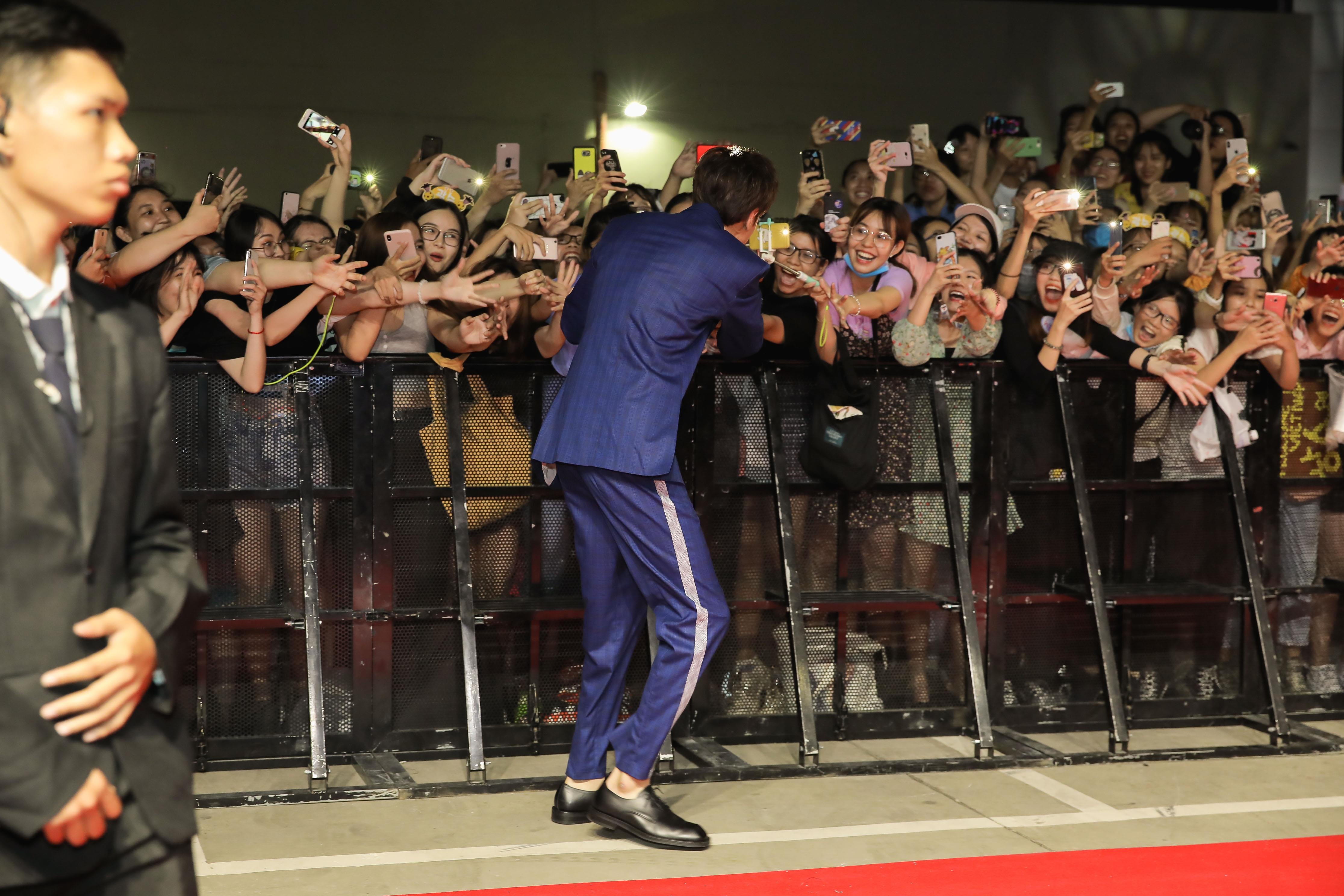 lee kwang soo dien trai do sac voi sao viet anh 6