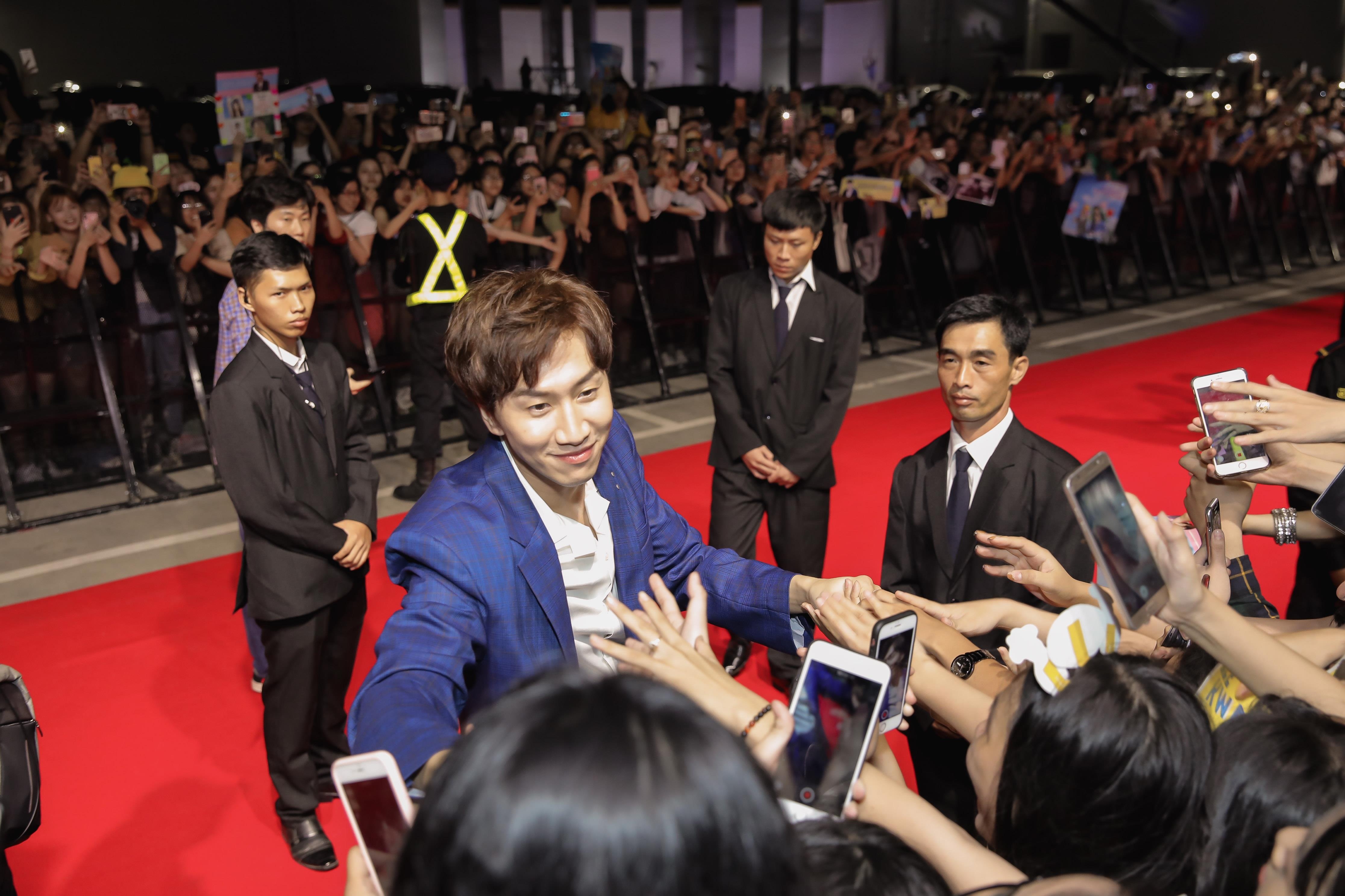 lee kwang soo dien trai do sac voi sao viet anh 4