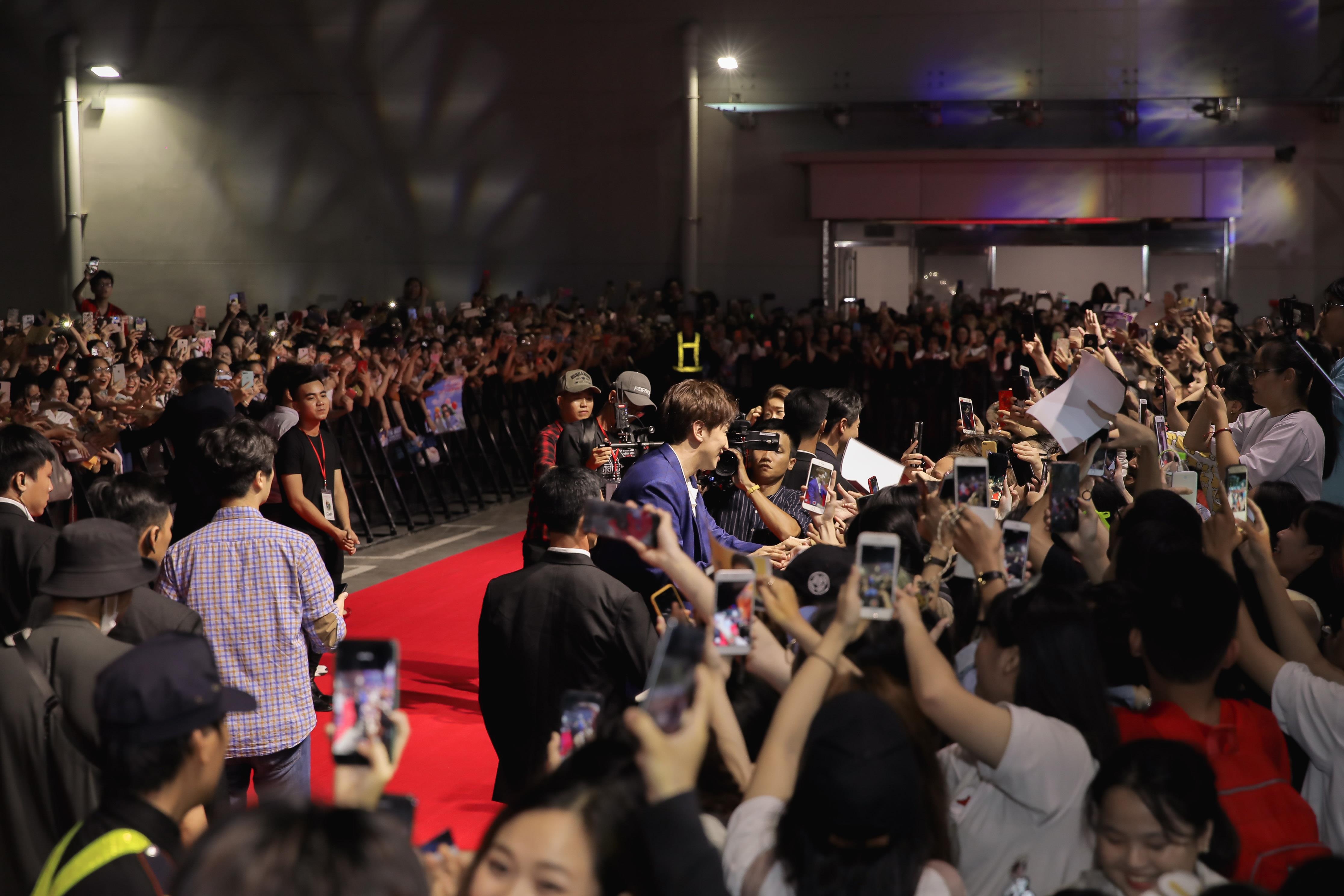 lee kwang soo dien trai do sac voi sao viet anh 7