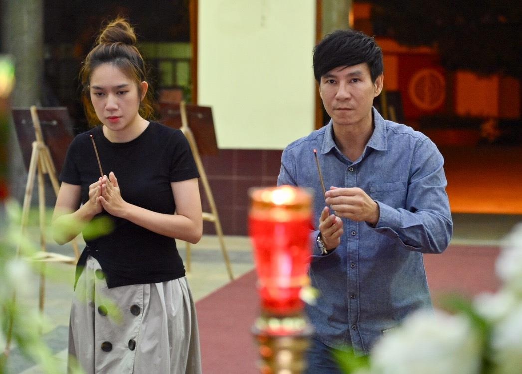 Vo chong Ly Hai vieng nghe si Le Binh luc dem muon hinh anh