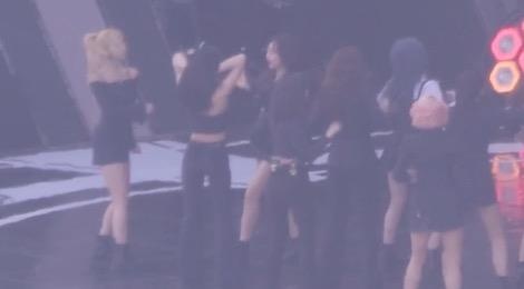 Momo (TWICE) gap su co trang phuc hinh anh