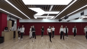 TWICE nhay deu tam tap va manh me nhu nhom nam trong khi tap luyen hinh anh