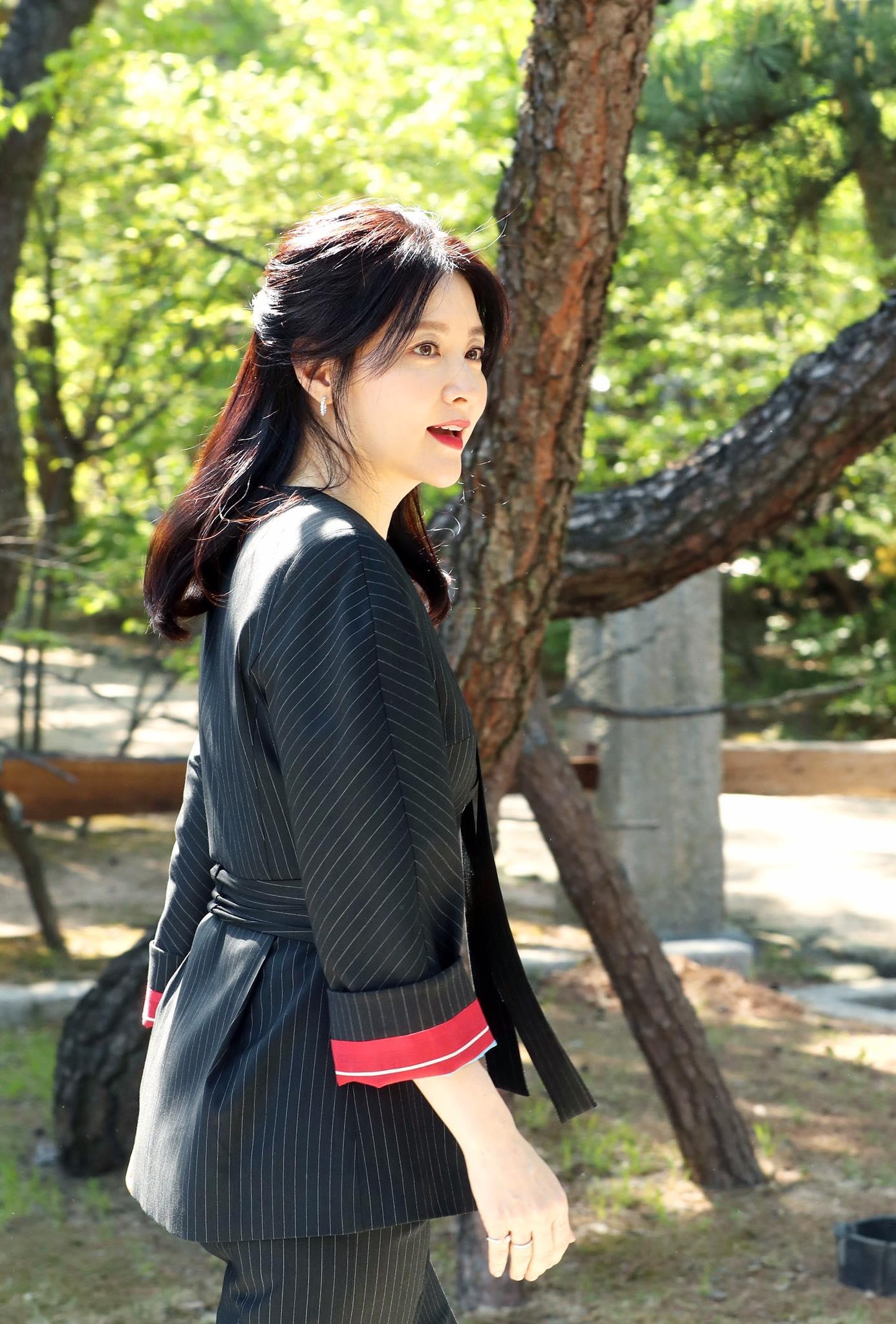 lee young ae tre trung va dep sang trong o tuoi 49 anh 6