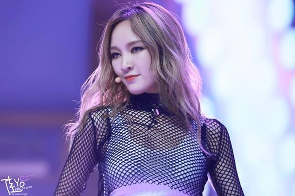 Nhan sac goi cam cua cuu than tuong Kpop yeu con trai ty phu Singapore hinh anh