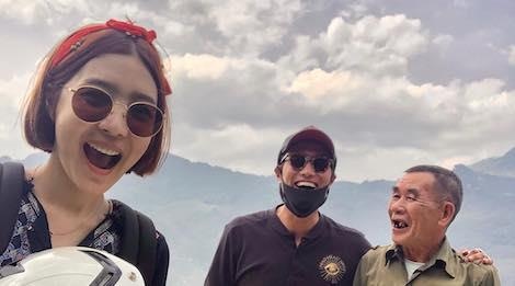 Vo chong dien vien Han Quoc tu thue xe may di khap Sa Pa hinh anh