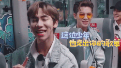 Nhom cua em trai Pham Bang Bang bat cuoi, ngong nghiu hat theo HKT hinh anh