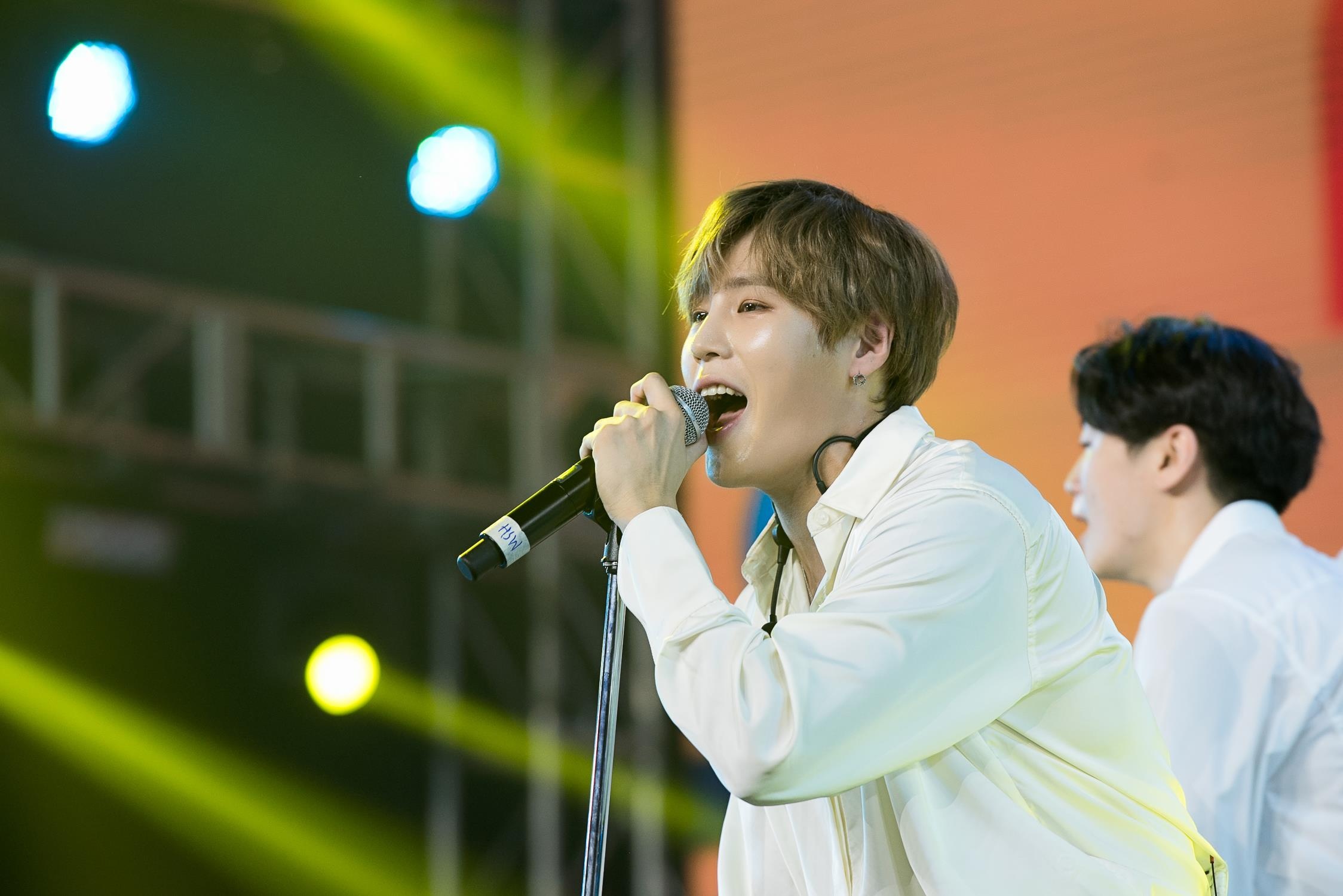 V Heartbeat Live anh 17